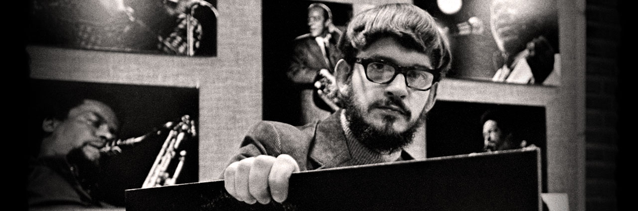 Christer Landergren vid utställningen ”Some faces in jazz”, Umeå hösten 1968. Foto: Roger Sandström/Västerbottens Folkblad