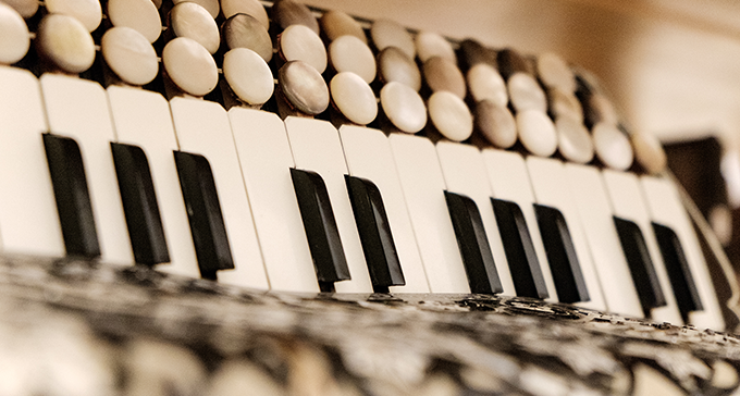 Följ med in i samlingarna