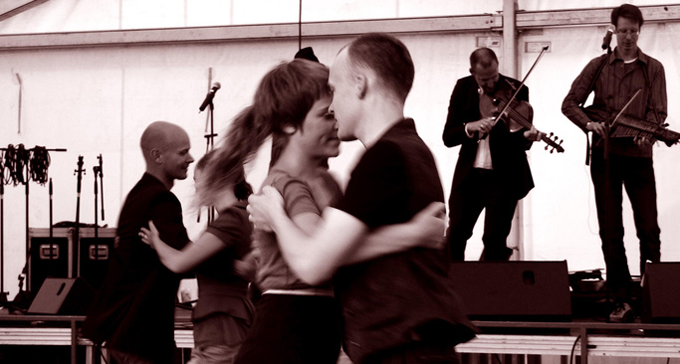 Folkdans på Korröfestivalen. Foto: Tina (Flickr/CC)