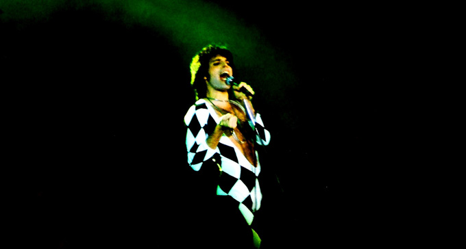 Freddy Mercury 1977. Foto: Klaus Hiltscher/Flickr (CC)