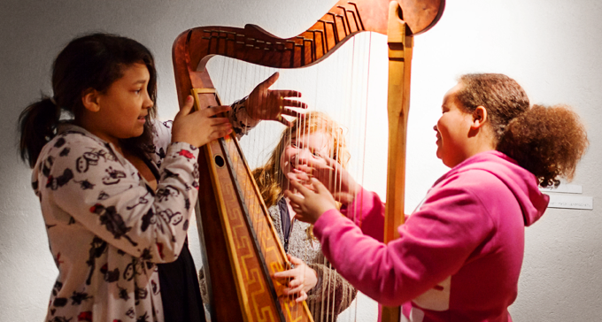 Besökare på Musik- och teatermuseet. Foto: Miki Anagrius
