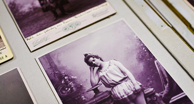 Glasplåtar i Musik- och teaterbibliotekets samlingar. Foto: Miki Anagrius