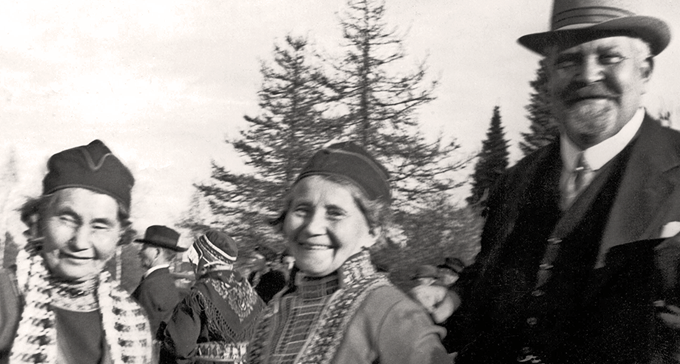 Jojkarna Greta Persson, Maria Persson och Karl Tirén i Arjeplog 1937. Foto: Okänd