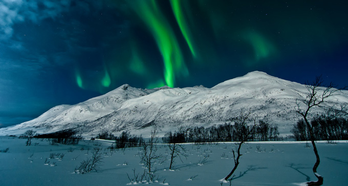 Fjäll i norrsken. Foto: Andi Gentsch/Flickr (CC)