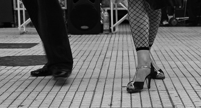 Tangodansande fötter. Foto: Danielle Pereira/Flickr (CC)