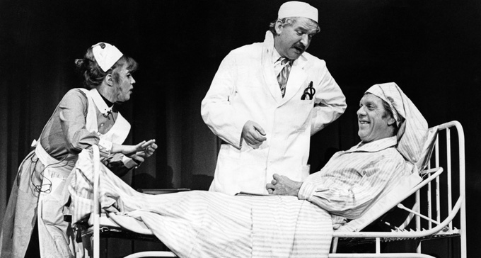 Lena Nyman, Hasse Alfredson och Tage Danielsson i revyn Svea Hund 1976. Foto: Folke Hellberg/SCANPIX