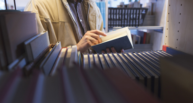 Bland hyllorna i Musik- och teaterbiblioteket. Foto: Miki Anagrius