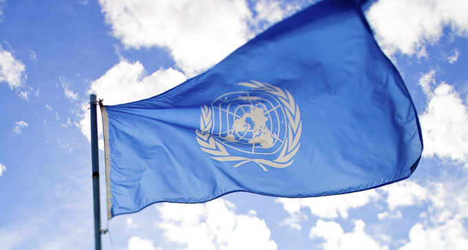 FN-flagga svajar i vinden. Foto: sbakshi/Flickr (CC)