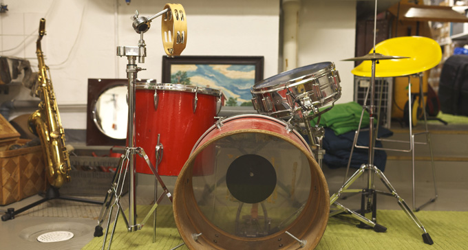 Bild från replokal med trumma i förgrunden. Foto: Miki Anagrius