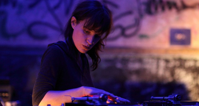 Musik av bland andra Marina Rosenfeld spelas på Färgfabriken.