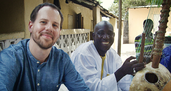 Mathias Boström och Alagi Mbaye i Gambia. Foto: Tommy Sjöberg