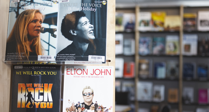 I hyllorna på Musik- och teaterbiblioteket. Foto: Miki Anagrius