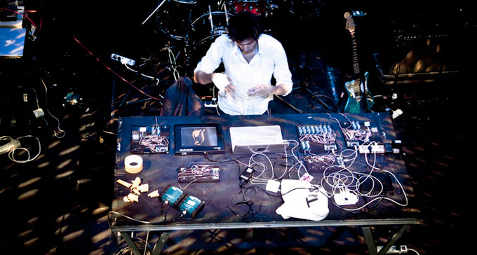 Tarek Atoui bakom mixerbordet och flera elektroniska komponenter. Foto: Experimentaclub/Flickr (CC)
