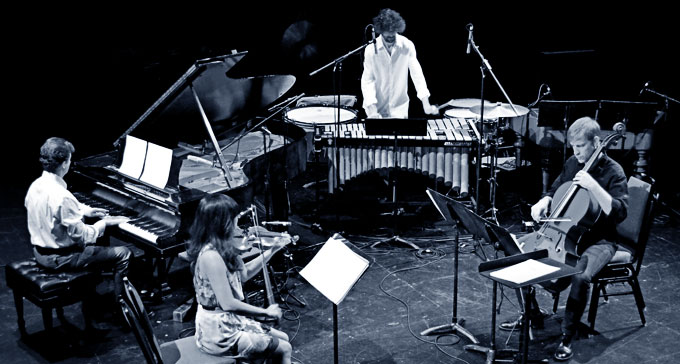 Ensemblen Either/Or – Richard Carrick, piano, Jennifer Choi, violin, David Shively, slagverk och Alex Waterman, cello och dator – utgör ena halvan av samarbetet Double Quartet.