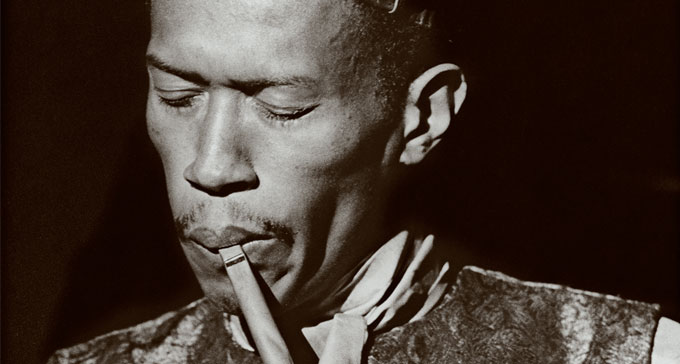 Svartvitt fotografi på musikern Don Cherry som spelar flöjt. Foto: Christer Landergren