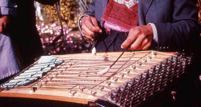 Țambal. Hackbrädet är en av den rumänska folkmusikens grundpelare. Foto: Deben Bhattacharya.