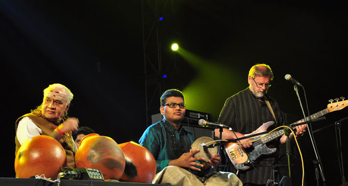 Tre av deltagarna i projektet Meetings in India på scen under en av konserterna.