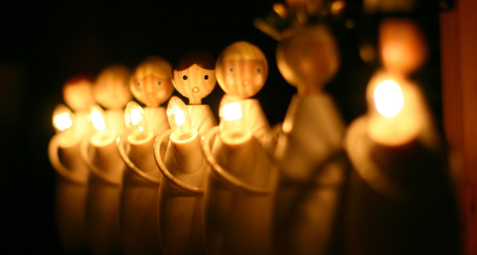 Snidade trädockor med med elektriska ljus går luciatåg. Foto: Frugan/Flickr (CC)