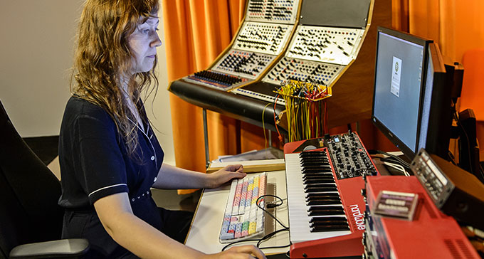 Marta Forsberg i en av studiorna på EMS. Foto: Jan-Olav Wedin