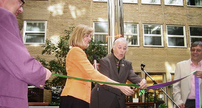 Alice Babs, här assisterad av dottern Titti Sjöblom, inviger dåvarande Statens musiksamlingars inflytt i nya lokaler i den nybyggda delen av Bonnierhuset, den 8 maj 2006. Foto: Peter Ahlbom