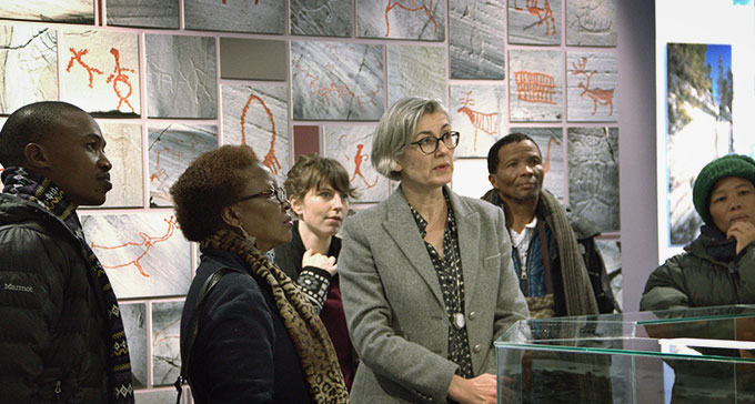 Projektet San – Sápmi. På bild: Gakemotho Satau, Maitseo Bolaane, Frida Johansson, Susanne Sundström, Xgaiga Qhomatca och Xoo Stella Bob. Foto: Moa Sandström/CeSam