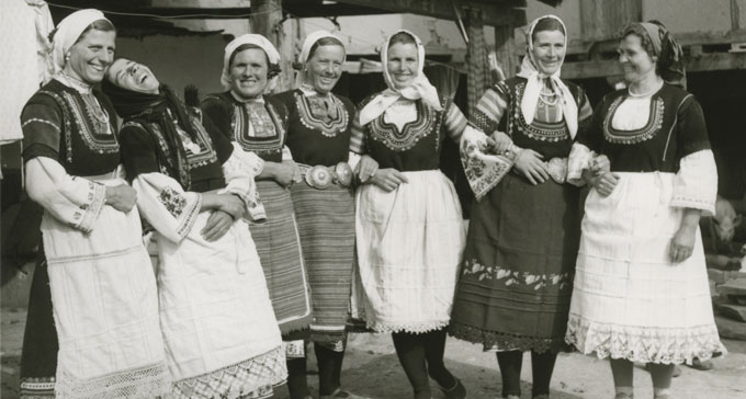 Bröllopsdans på torget i staden Pirdop i Bulgarien. Foto: Deben Bhattacharya