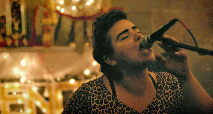 Marisa "Bigawatt" Demarco håller mikrofonworkshop på Elektronmusikstudion EMS under festivalen Titwrench. Foto: Vincent Comparetto