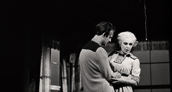 Jarl Kulle och Inga Tidblad i Lång dags färd mot natt på Dramaten, 1956. Foto: Beata Bergström