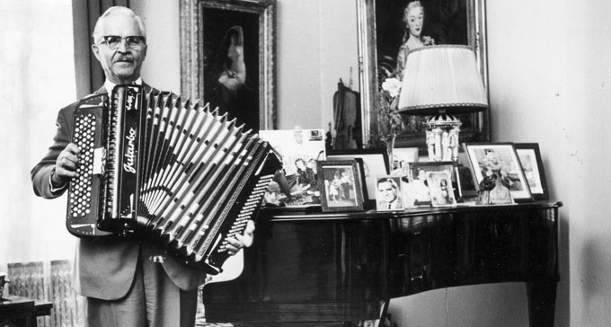 Calle Jularbo i hemmet med sitt dragspel, 1963. Foto: Bengt Almqvist (Copyright Scanpix Sweden/TT Bildarkiv)