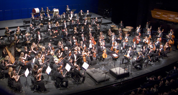Orkester på scen – utan dirigent. Foto: Andreas Lea/Flickr (CC)
