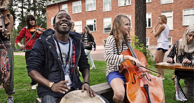 Muhaza från Tanzania och Hedvig från Guldsmedshyttan. Foto: Peter Ahlbom