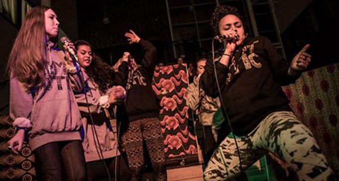 Deltagare på Femtastic Camp 2013 i Botkyrka, i förgrunden Lovisa Emilia S W och Madeleine Ngoma. Foto: Jonath Mathew