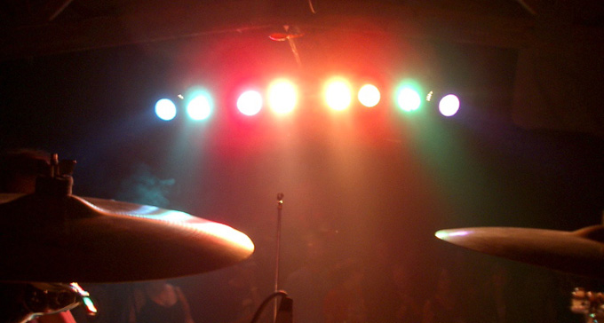 Färggrann belysning på folktom scen. Foto: Barb Dybwad/Flickr (CC)