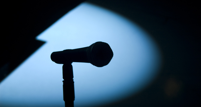 Vill få fler att greppa mikrofonen. Foto: JF Sebastian/Flickr (CC)