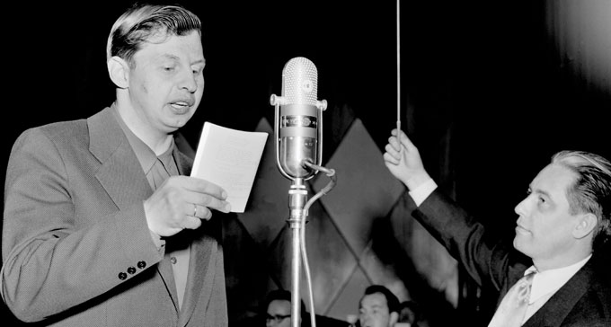 Gösta "Snoddas" Nordgren sjunger i Lennart Hylands sista program av Karusellen. Foto: TT Nyhetsbyrån/Historical