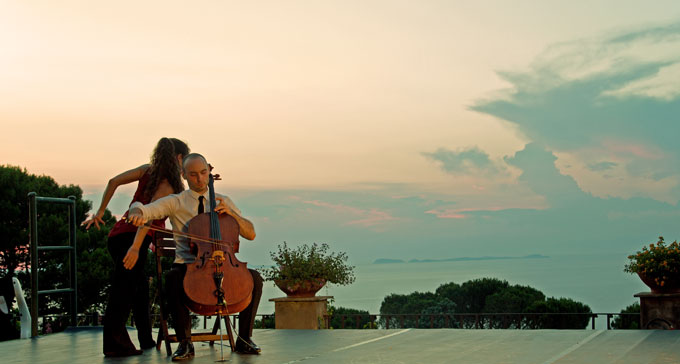 Bach – A play in motion är ett samarbete mellan cellisten Jakob Koranyi och dansaren Heather Ware. Foto: Pressbild