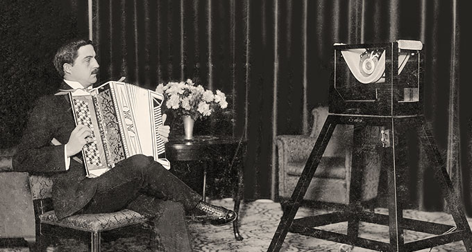 Calle Jularbo (Carl Karlsson Jularbo) från 1925 i studio på Malmskillnadsgatan, Stockholm. Mikrofon: Marconis fabrikat, en Marconiphone med smeknamnet Vaggan. Foto: TT Nyhetsbyrån