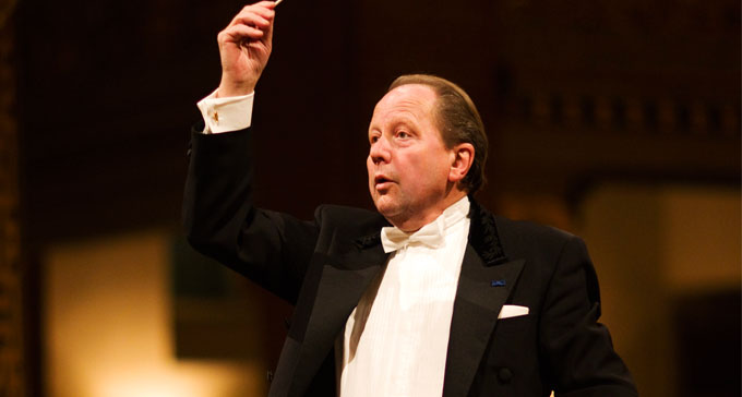 Körledaren och hovorganisten Gustaf Sjökvist avled i helgen, 71 år gammal. Här dirigerar han i Storkyrkan. Foto: Roger Turesson (DN/SCANPIX)