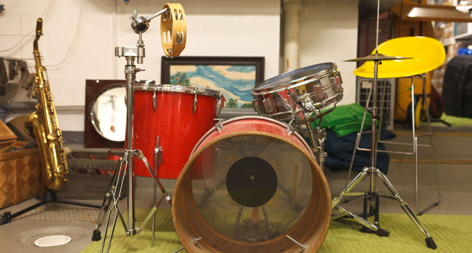 Bild från replokal med trumset. Foto: Miki Anagrius