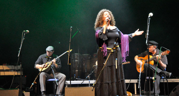Den turkiska sångerskan Burcu Ada under 2012 års upplaga av Folk- och Världsmusikgalan i Malmö. Foto: Peter Ahlbom