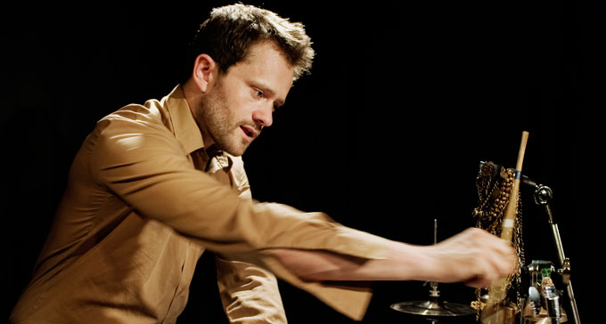 Petter Berndalen bakom trummorna. Foto: Andy Liffner