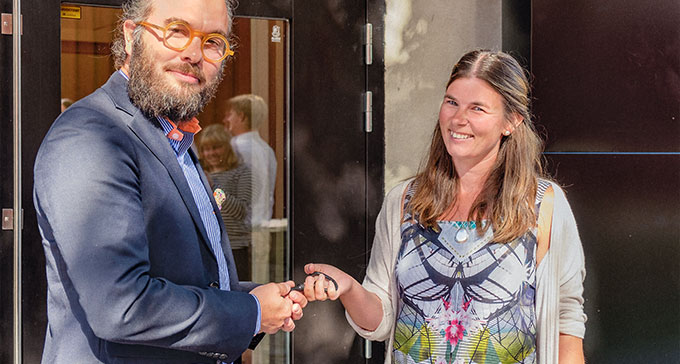 Museichef Daniel Wetterskog tar emot nyckeln till Scenkonstmuseet från fastighetschef Åsa Albihn. Foto: Jonas André