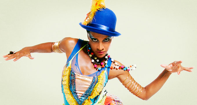 Simone Moreno spelar på jubileet av VÄRDLENS DRAG! Foto: Sesse Lind