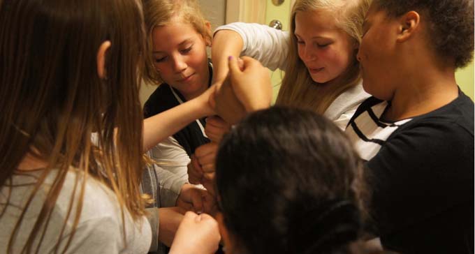 Vanessa Larsson, Ioanna Exonzidou, Moa Kuurne, Jenny Jakobsson, Mariam Saleh och Amanda Gref visar klapplekar. Foto: Dan Lundberg