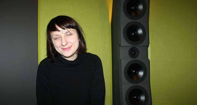 Ela Orleans i studion på EMS.