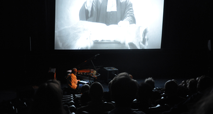 Anna Järvinen under en av stumfilmskonserterna. Foto: Svenska filminstitutet