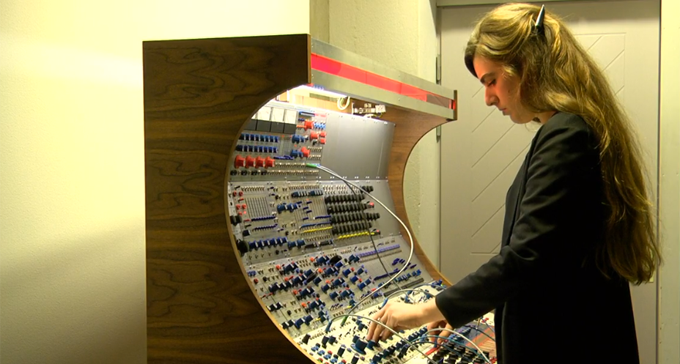 Clara Lowden vid Buchla-synten på Elektronmusikstucion.