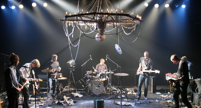 Ved under en spelning på Ilkomteatern i Uzbekistan. Foto: Ved