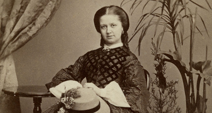 Tonsättaren Laura Netzel (1839–1927). Foto från Musik- och teaterbibliotekets arkiv.