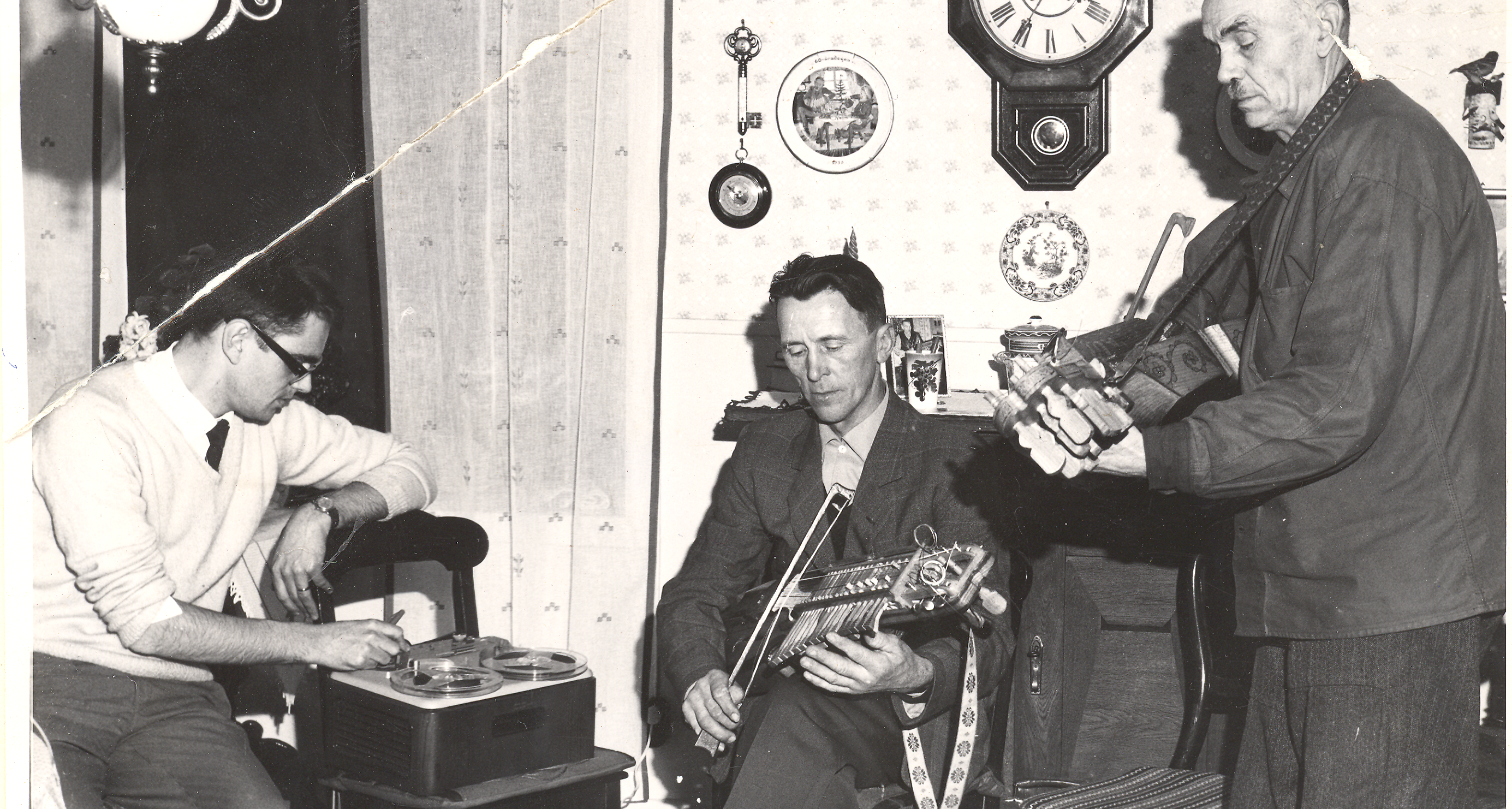 Jan Ling spelar in Gösta Hellström och Spel-Oskar Larsson 1961. Foto av Ingvar Eriksson, ur Jan Lings arkiv (Svenskt visarkiv)